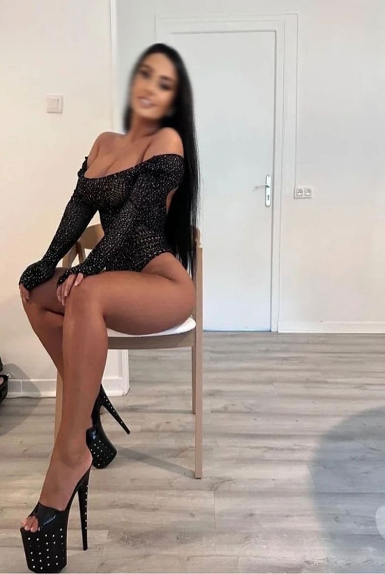 Sexy call girl in kolkata posing confidently